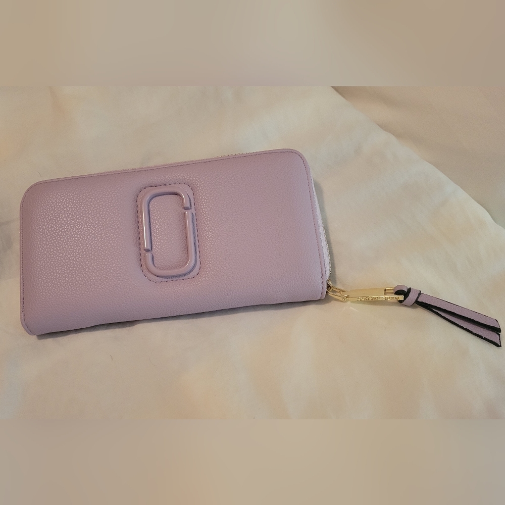 Marc jacobs wallet.